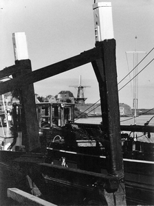 361204 Afbeelding van een schip afgemeerd langs de kade van de Boven Merwede te Gorichem, met op de achtergrond de ...
